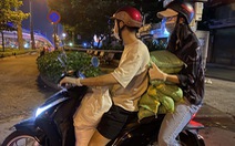 Hoa hậu Trần Tiểu Vy đi xe máy trao 3 tấn gạo cho người nghèo, người vô gia cư tại TP.HCM