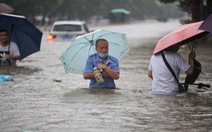 Mưa 3 ngày bằng cả năm, lũ lụt cuồn cuộn 'ngàn năm có một' ở Trung Quốc