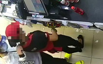 Kẻ cướp rút dao đe dọa nữ nhân viên cửa hàng tiện lợi ở quận 8, TP.HCM
