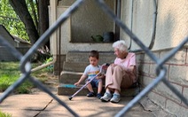 Tình bạn đặc biệt giữa cậu bé 2 tuổi và cụ bà 99 tuổi giữa đại dịch