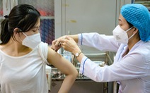 Người dân Hà Nội bắt đầu được tiêm vắc xin ngừa COVID-19