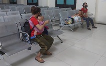 Năm mẹ con người Nghệ An bị mắc kẹt tại Huế đã được 'giải cứu' lên tàu về quê