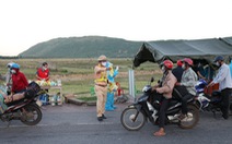 Cảnh sát giao thông dừng dân đi xe máy từ miền Nam về quê để tặng đồ ăn, nước uống