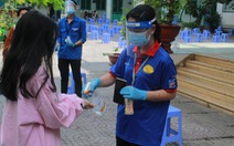 Áo xanh tình nguyện hỗ trợ lấy mẫu xét nghiệm COVID-19 cho thí sinh