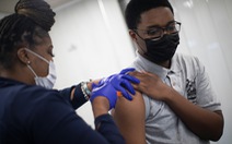 Mỹ siết tiêm vắc xin với viên chức, thưởng 100 USD cho người tiêm mới