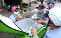 Đội xe ôm Sài Gòn đội nắng mưa gởi cơm cho bà con nghèo