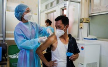 Campuchia bắt đầu tiêm mũi vắc xin COVID-19 thứ 3 để ngăn biến thể Delta