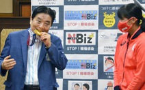 Thị trưởng Nhật xin lỗi và xin bồi thường vì cắn huy chương của nữ VĐV
