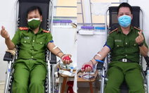 Ba chiến sĩ công an hiến máu cứu bé 6 tuổi bị đàn ong đốt