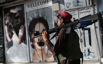 Thay đổi ở Kabul nhìn từ khách sạn: Đàn ông ngừng cạo râu, nhân viên nữ ‘biến mất’