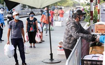 Hà Nội: Người dân khu phong tỏa 'kêu' thiếu lương thực, bên ngoài 'ùn ùn' tiếp tế