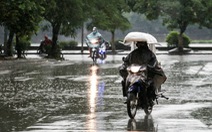 Bắc Bộ kết thúc nắng nóng nhờ đợt mưa lớn, Nam Bộ mưa dông gia tăng