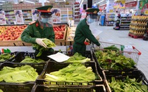 Chiến sĩ hối hả đi siêu thị mua thực phẩm giúp dân