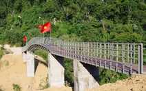 Hồ Ngọc Hà, Trấn Thành góp tay cùng biên phòng xây cầu vượt lũ cho đồng bào Rục