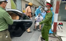 Thai phụ bị tai nạn văng xuống đường, công an kịp thời đưa đi cấp cứu