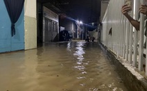 Biên Hòa: nước ùn ùn tràn vào nhà dân, nhiều tuyến đường ngập sâu