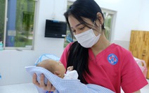 Tình nguyện làm 'mẹ bỉm sữa' cho các bé có mẹ đang điều trị COVID-19