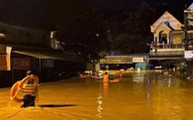 Bình Phước mưa lớn xuyên đêm gây ngập 2m, người dân leo lên gác gọi điện cầu cứu