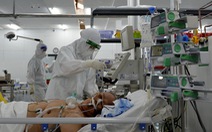 Robot vận chuyển thuốc, thực phẩm, nói chuyện với bệnh nhân ở bệnh viện dã chiến