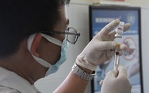 Bình Dương: Dân 'khát' vắc xin nhưng hơn 311.000 liều thì tiêm nhỏ giọt