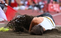Chia tay Olympic Tokyo sau cú nhảy xa “tiếp đất” bằng đầu rợn người