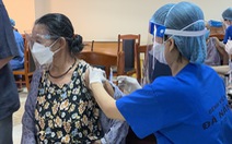 Đà Nẵng tiêm vắc xin Pfizer cho người bệnh, Mẹ Việt Nam anh hùng