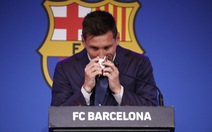 Messi khóc nhiều trong buổi họp báo chia tay Barca, chưa xác định bến đỗ mới