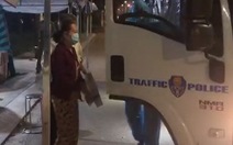 CSGT dùng xe đặc chủng chở hai vợ chồng đi bộ từ bệnh viện về nhà trong đêm