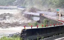 Video cầu bị nước lũ cuốn sập ở Đài Loan, Trung Quốc phát cảnh báo mưa lớn