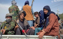 Taliban hộ tống công dân Mỹ tới sân bay