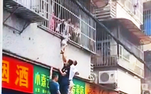 Video: Giải cứu bé trai ở nhà một mình bị kẹt đầu vào song sắt cửa sổ căn hộ, hàng trăm người theo dõi