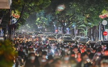 'Biển người' đổ ra đường trong đêm Trung thu, các tuyến phố trung tâm Hà Nội đông nghẹt