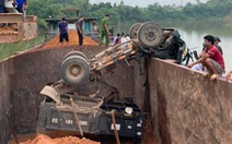 Tai nạn hy hữu: xe tải lật úp xuống lòng tàu trên sông, tài xế chết thương tâm