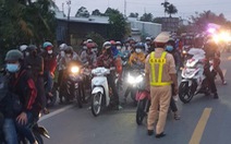 Hàng trăm người dân ở TP.HCM và các tỉnh miền Tây đi xe máy về quê
