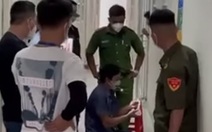 Phá cửa cưỡng chế dân đi xét nghiệm: Vi phạm quyền con người!