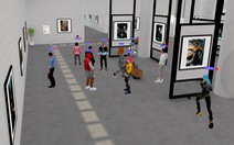 Ngắm tranh, trò chuyện với nhau khi 'tham quan' triển lãm thực tế ảo