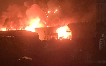 Video: Cháy kèm theo hàng loạt tiếng nổ lớn tại một xưởng cồn ở Hà Nội