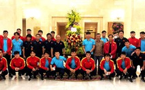 Đội tuyển Việt Nam vừa về đến Hà Nội đã nhận hoa tặng của Chủ tịch nước