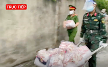 Trực tiếp: Bộ đội, công an đội mưa tiếp tế lương thực cho các xóm trọ TP Thủ Đức