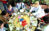 Ấm lòng bữa cơm tất niên xóm lao động nghèo ở TP.HCM