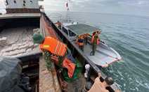 Vá vết rách đáy tàu hàng ngay ngoài biển Cù Lao Chàm
