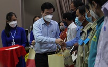 Ông Võ Văn Thưởng thăm, tặng quà công nhân Khu công nghiệp VSIP Quảng Ngãi