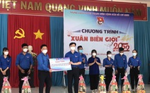 Bí thư Trung ương Đoàn tặng quà cho học sinh nghèo An Giang