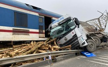 Tàu hỏa chở khách từ TP.HCM va chạm xe tải, đường sắt Bắc - Nam ‘tê liệt’