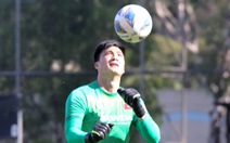 HLV Park Hang Seo gạch tên thủ môn Nguyễn Văn Hoàng trước trận đấu với Úc