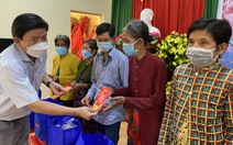 Báo Tuổi Trẻ trao 600 phần quà Tết sẻ chia cho người dân Bến Tre, Sóc Trăng
