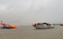 Nhiều ca nô và tàu gỗ du lịch bốc cháy dữ dội trên sông Thu Bồn