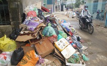 Đồ hư hỏng thành rác chất đống trong khu vực ngập sâu nhất Đà Nẵng
