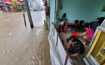 Mưa chỉ hơn 1 giờ nhưng trung tâm TP Kon Tum ngập sâu