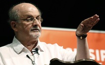 Nhà văn Salman Rushdie mất thị lực và chỉ còn dùng một tay sau khi bị đâm